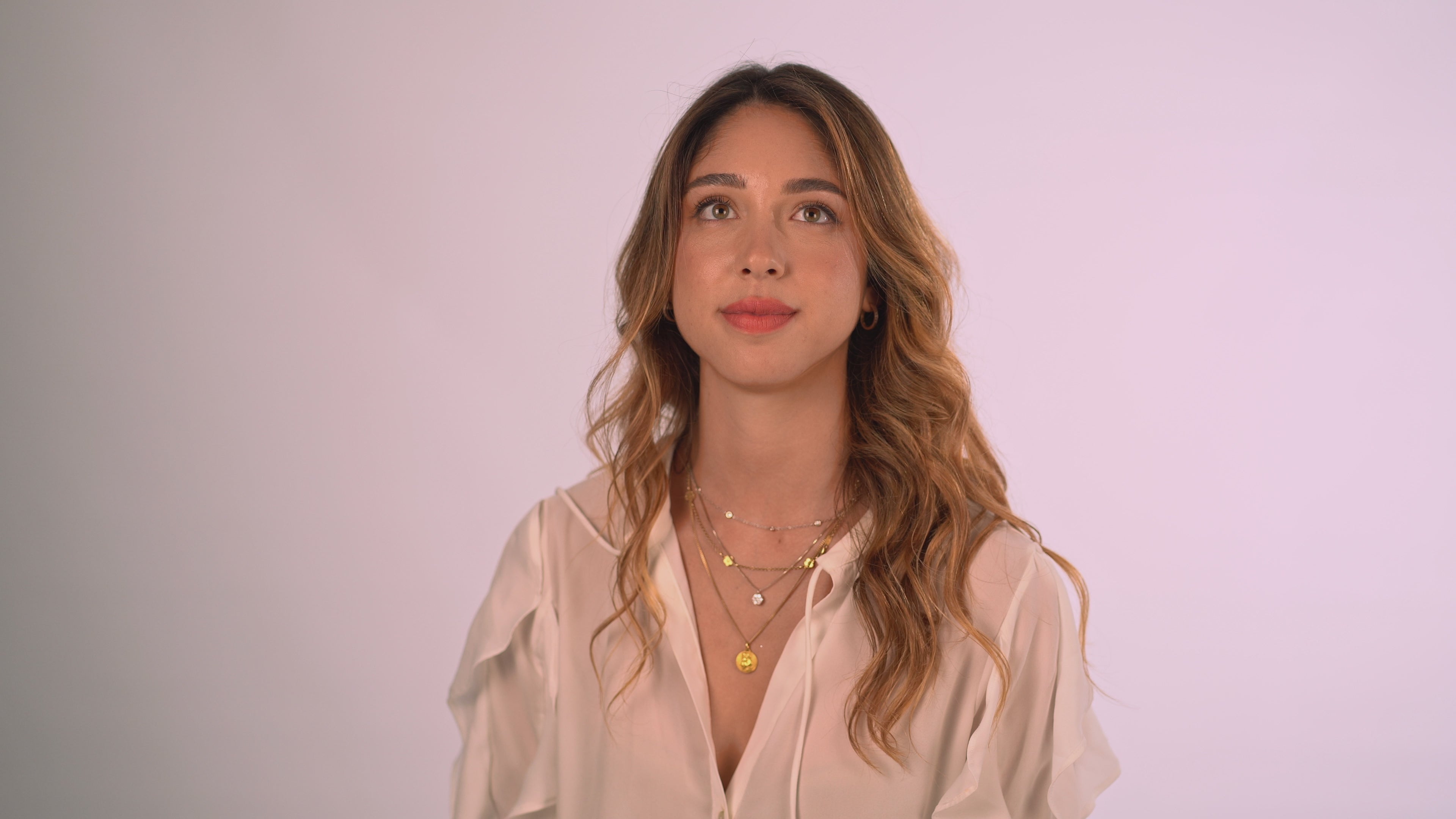 Carica il video: You can spray cosmo for your everyday beauty routine, by applying a generous amount to damp or dry hair.